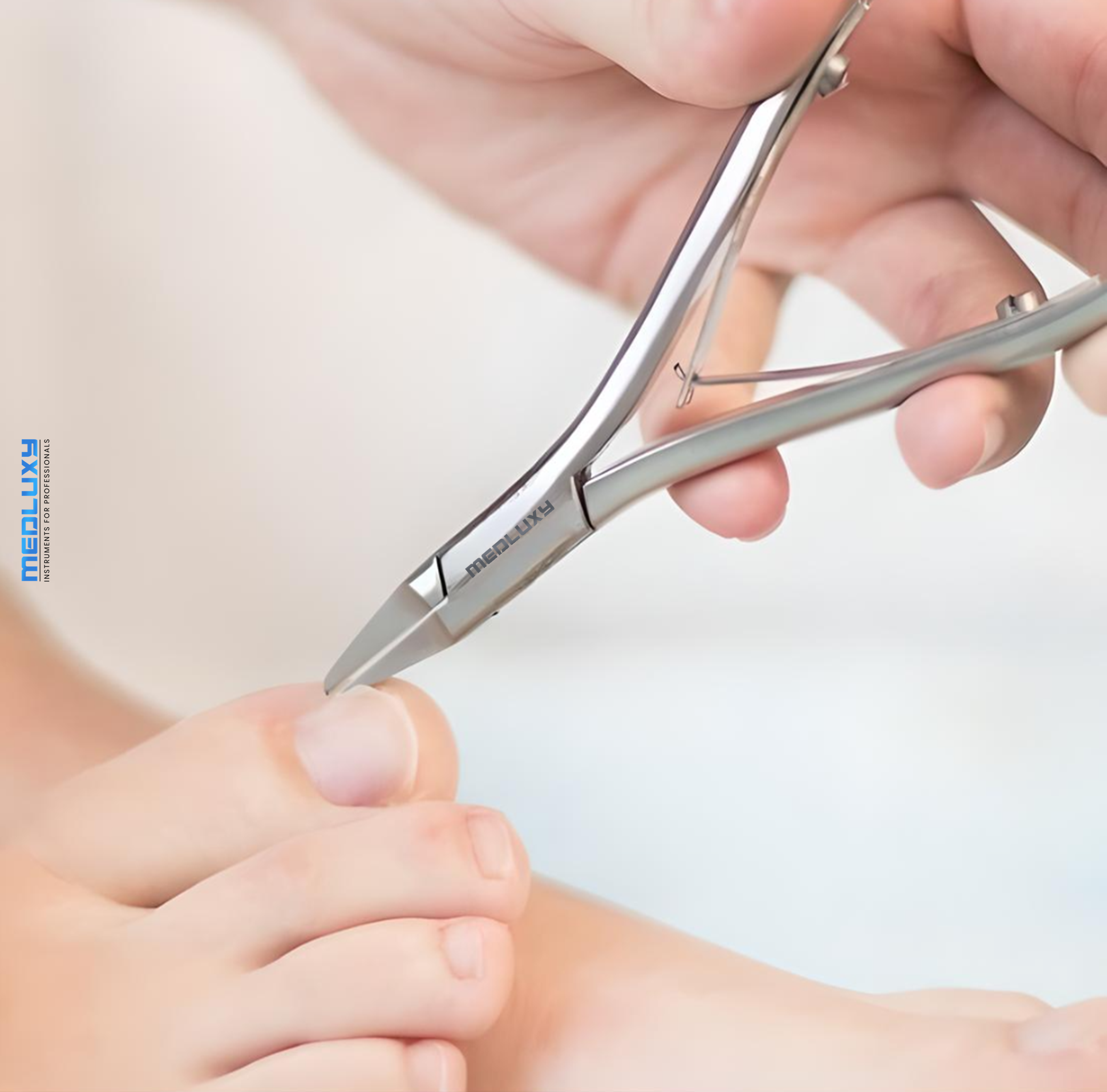 Medluxy Pro - Professionele Nageltang Hoektang met Extra Smalle Bek - ingegroeide nagels , nagelhoeken - Recht Snijvlak 15 mm - MP0419