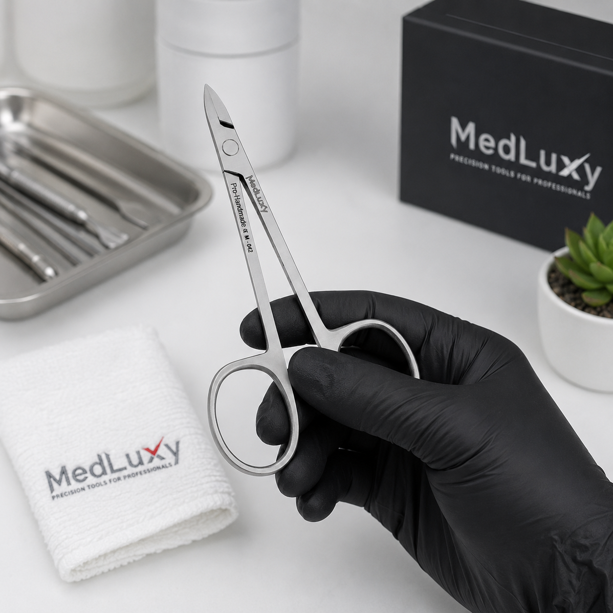 MEDLUXY hoektang schaartype M-043 in professionele pedicure omgeving met zwarte nitril handschoen