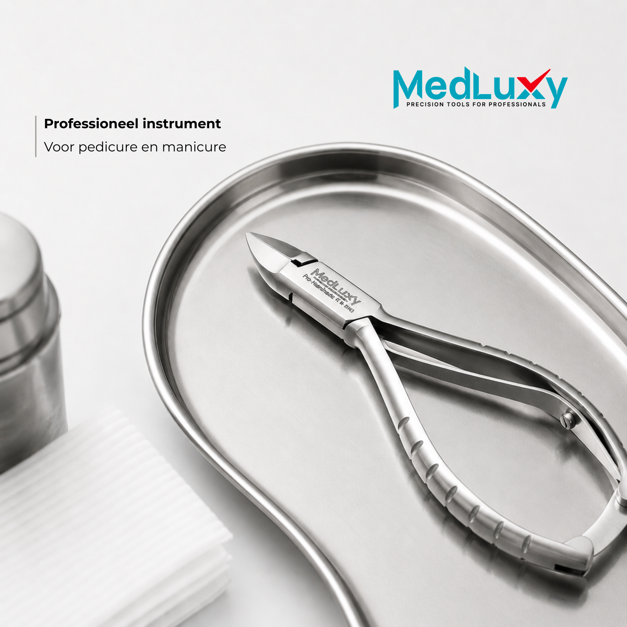 Professionele MEDLUXY hoektang in klinische werkomgeving voor pedicure en manicure