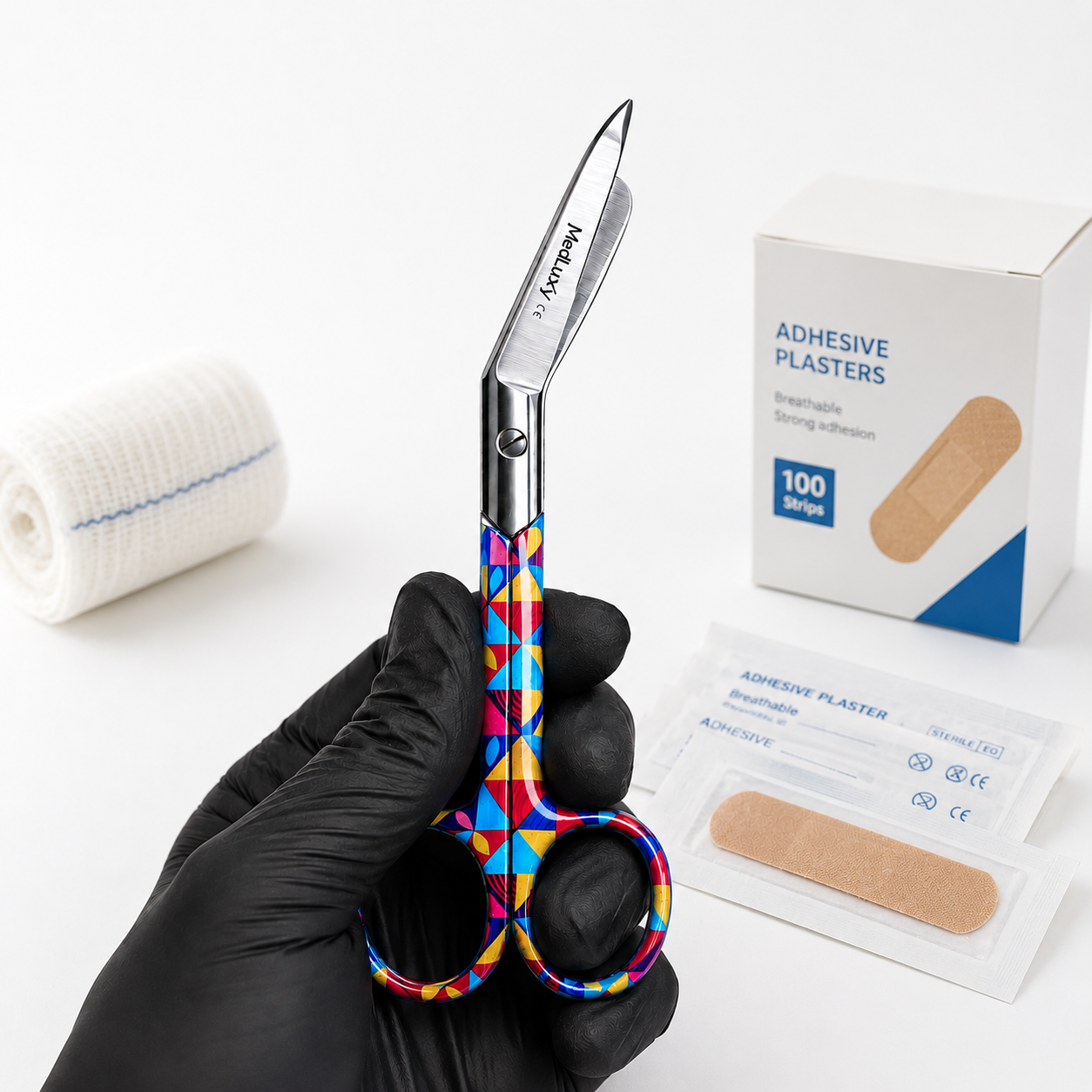 Sfeerafbeelding van de MEDLUXY rvs Lister verbandschaar met vrolijke print. Voor het knippen van verband en pleisters